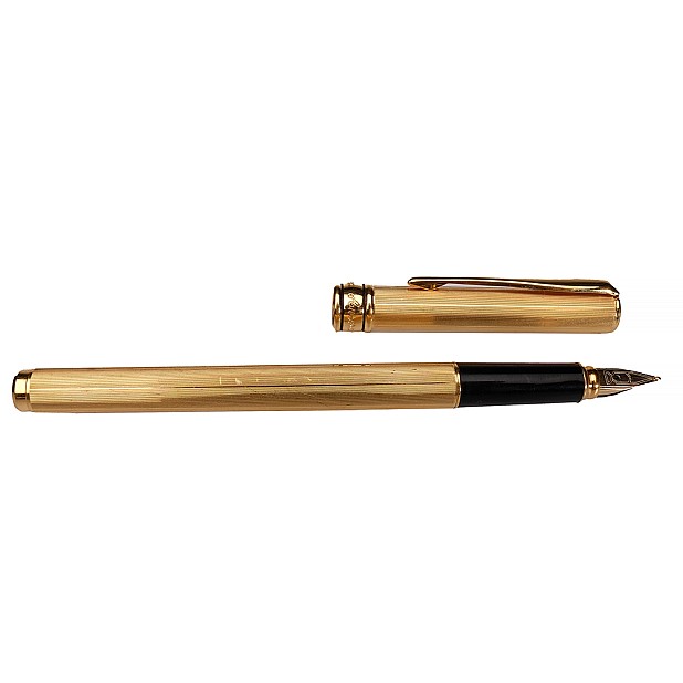 Pluma estilográfica Aurora Magellano con acabado chapado en oro de 14 quilates y guilloché lineal
