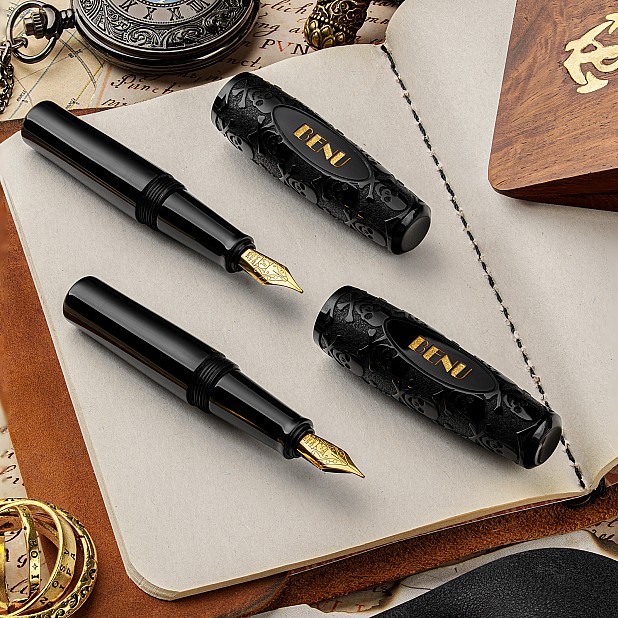 Benu Pixie Jolly Roger Black GT Pocket Caneta-tinteiro