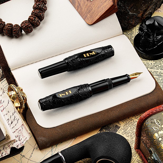 Benu Pixie Jolly Roger Black GT Pocket Caneta-tinteiro