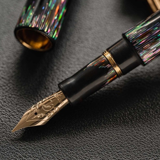 ConCoPens Mother-of-Pearl Lacquer Inlay Aurora Reservoarpenna