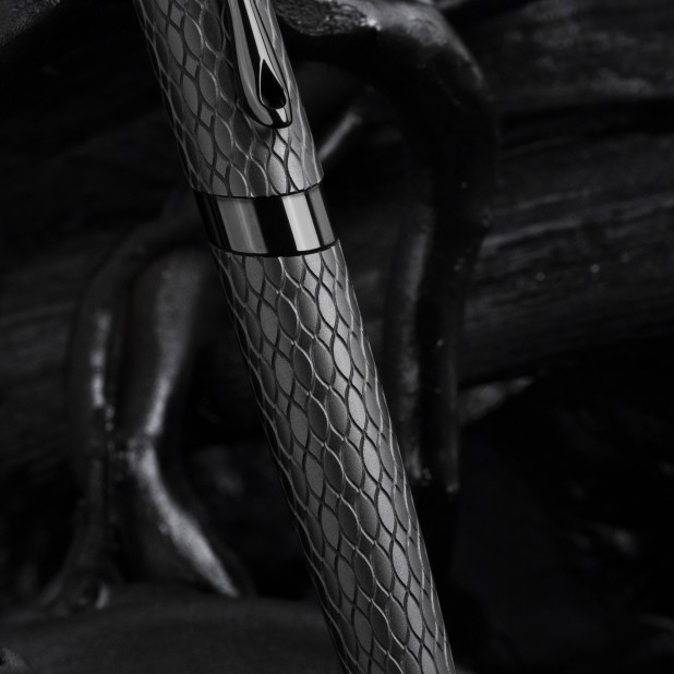 Diplomat Cobra Matte Black Guilloche Pluma estilográfica