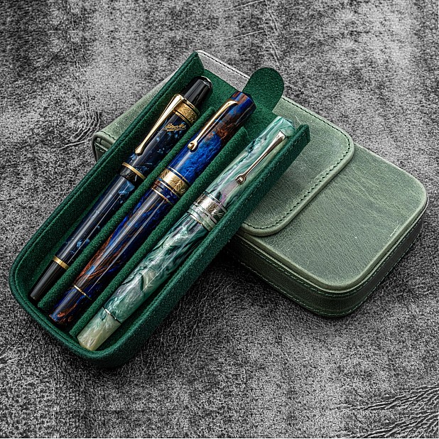Galen Leather Magnum Opus 3 Slots Crazy Horse Forest Green Hard Pennenmap