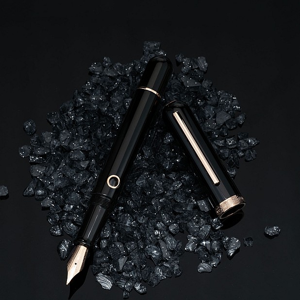 Nahvalur Nautilus Cephalopod Black RGT Caneta de tinta