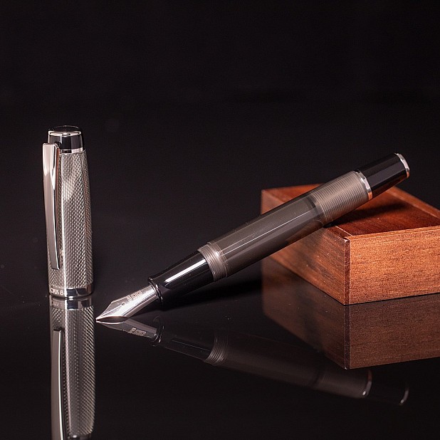 Opus 88 Opera Grey Dot Fountain pen