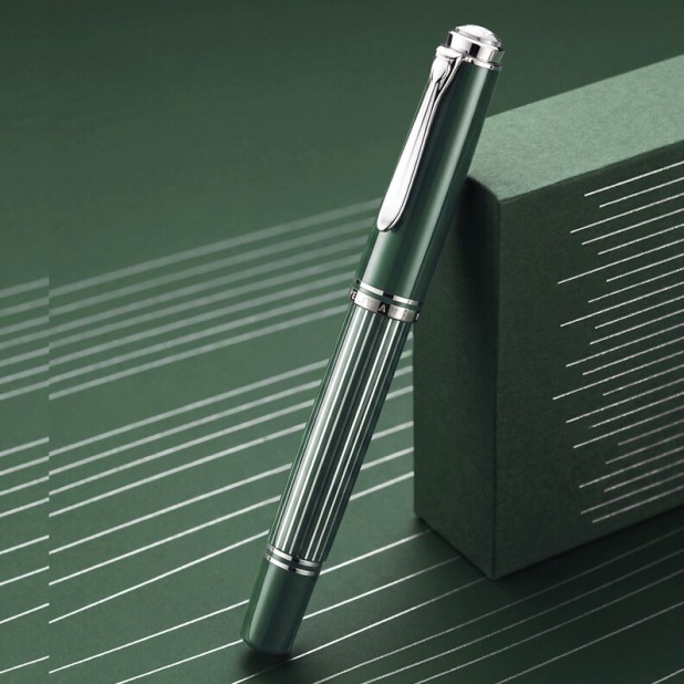 Pelikan Souverän M815 Metal Striped Green Stylo Plume