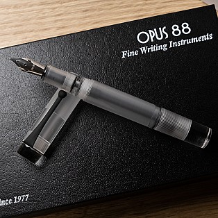 Opus 88 Demonstrator Clear Caneta de Tinta Permanente