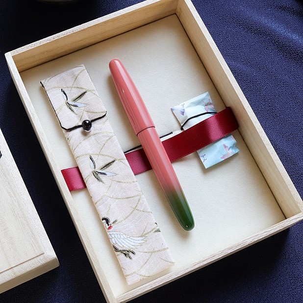 Wancher Dream Pen Aizu Urushi Bokashi-nuri Tsubomi Reservoarpenna