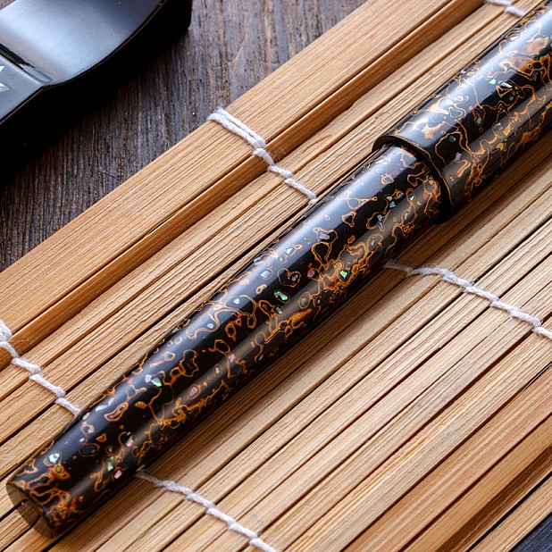 Wancher Sekai Saihi Urushi Kuro-age Raden Pióro Wieczne