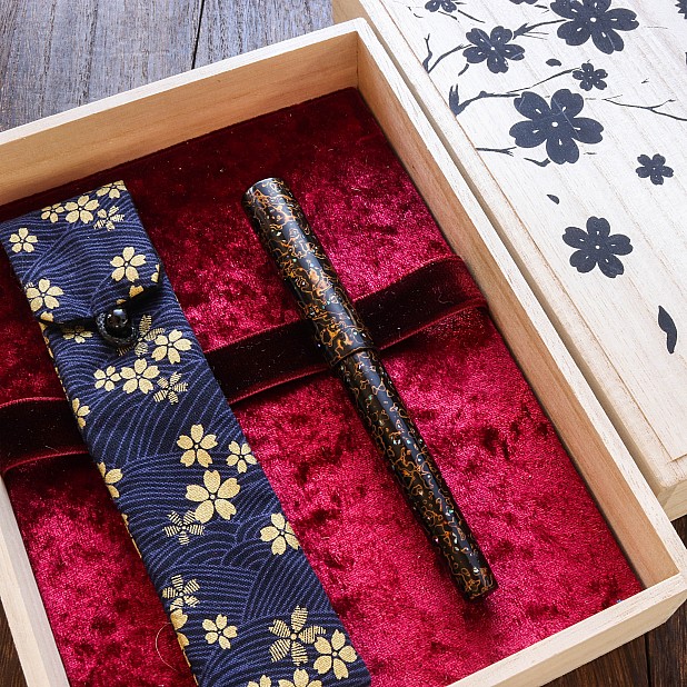 Wancher Sekai Saihi Urushi Kuro-age Raden Pióro Wieczne