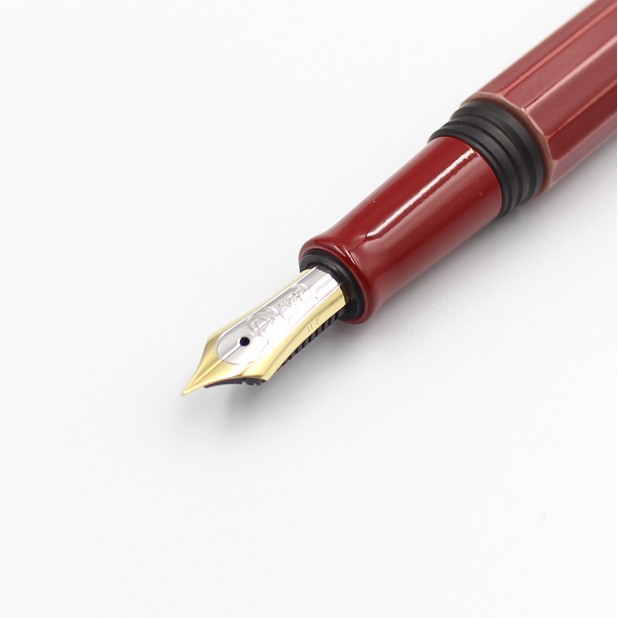 Taccia Kaku-Tate Ume-gasane Rouge Stylo Plume