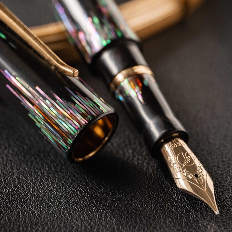 ConCoPens Mother-of-Pearl Lacquer Inlay Aurora Füllfederhalter