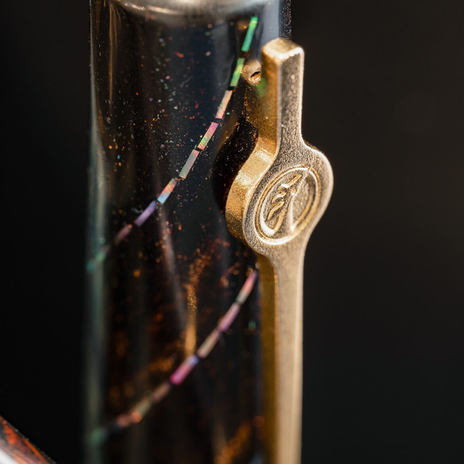 ConCoPens Mother-of-Pearl Lacquer Inlay Aurora Scroll Füllfederhalter