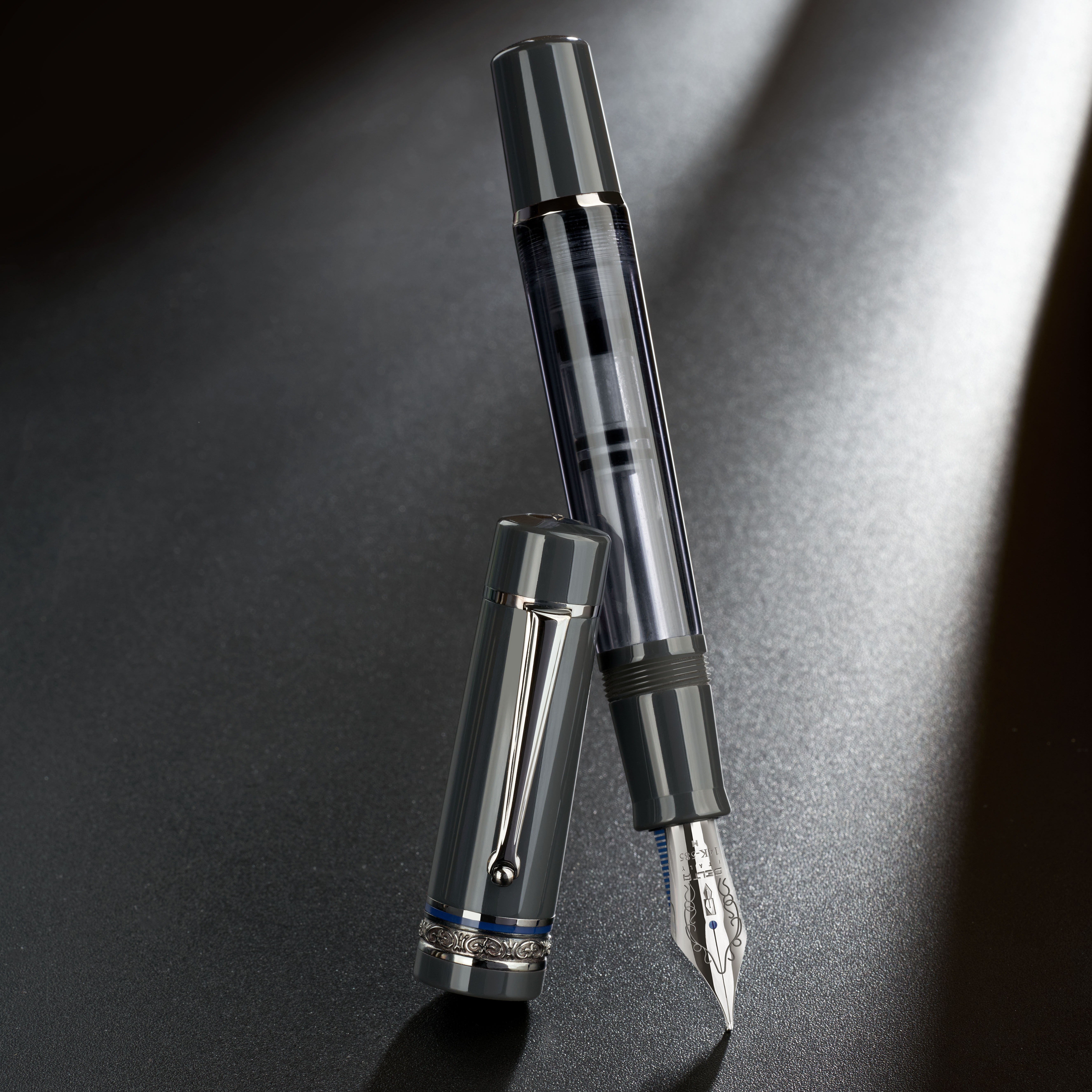 Delta Mid-Size-Plus Prestige Grey ST Fountain pen Delta Mid-Size-Plus Prestige Grey ST Fountain pen