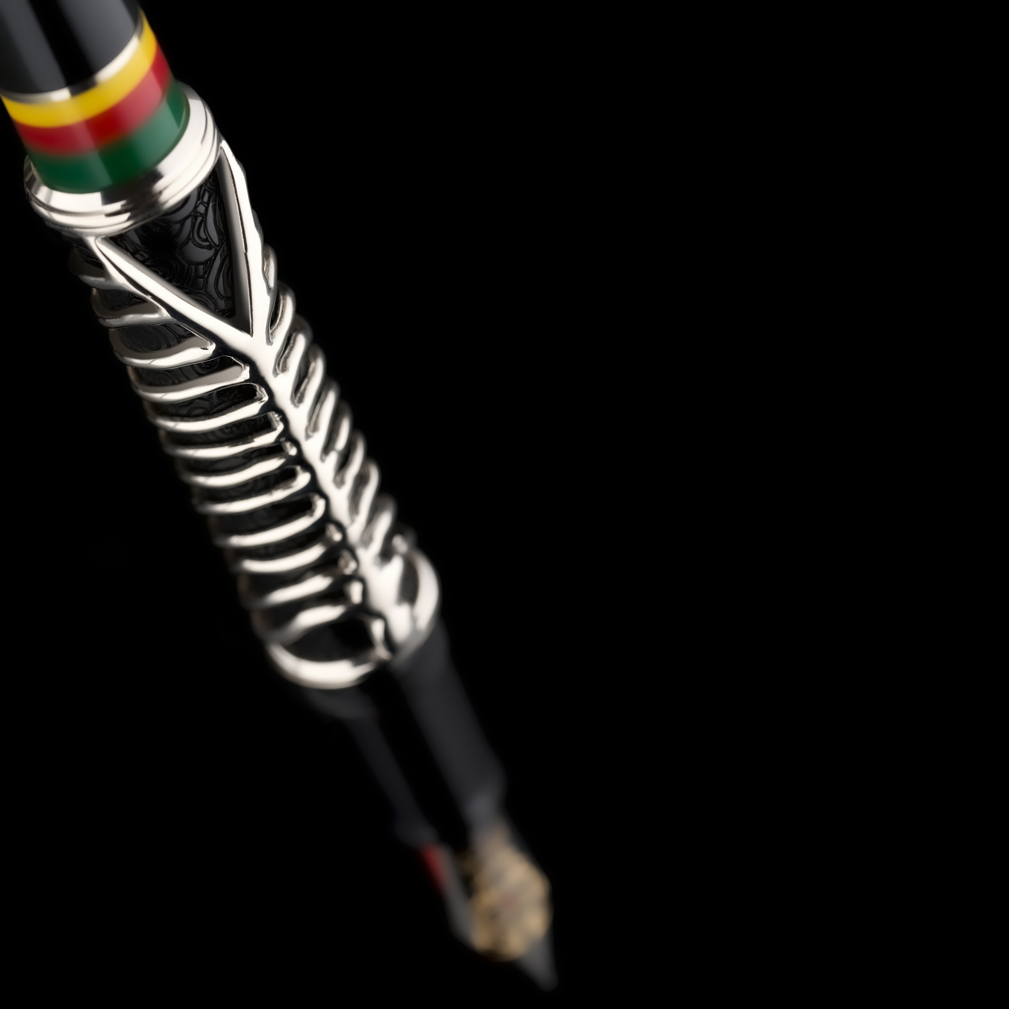 Delta Indigenous Simbu Black Sterling Silver LE ST Fountain pen Delta Indigenous Simbu Black Sterling Silver LE ST Fountain pen