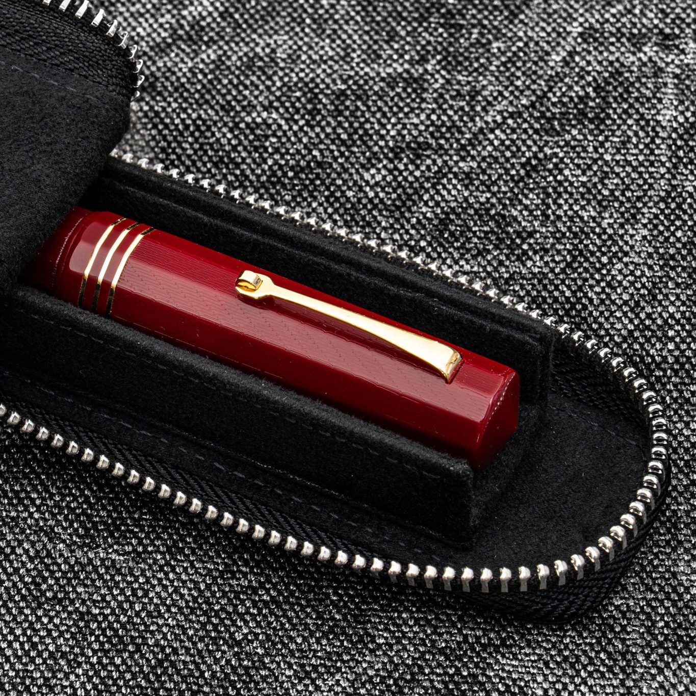 Galen Leather Magnum Opus Zippered Single Black Oversized Hard Pen Case