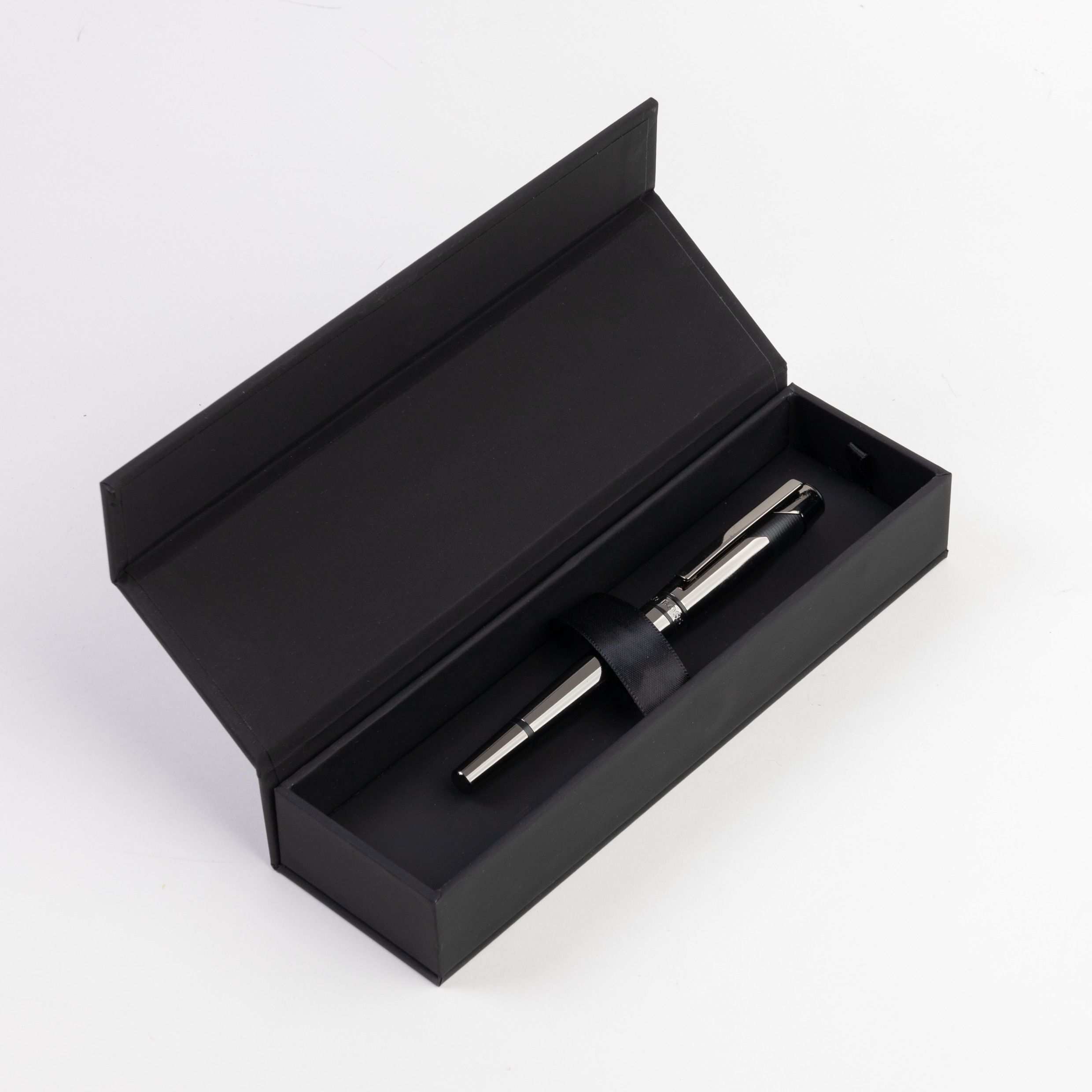 Hugo Boss Chevron Gunmetal Fountain pen Hugo Boss Chevron Gunmetal Fountain pen