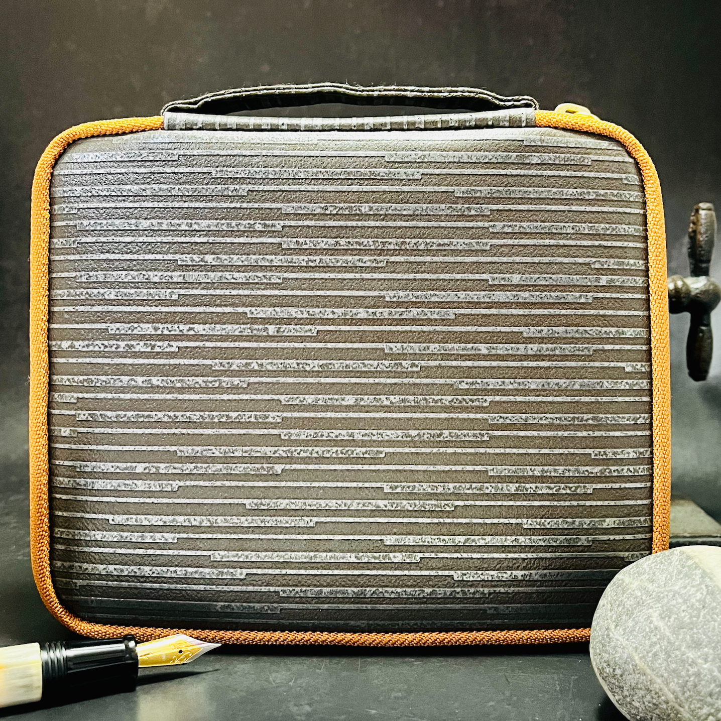 Kyoku Haku Iron Zippered Pen Pouch (Tenfold) Kyoku Haku Iron Zippered Pen Pouch (Tenfold)