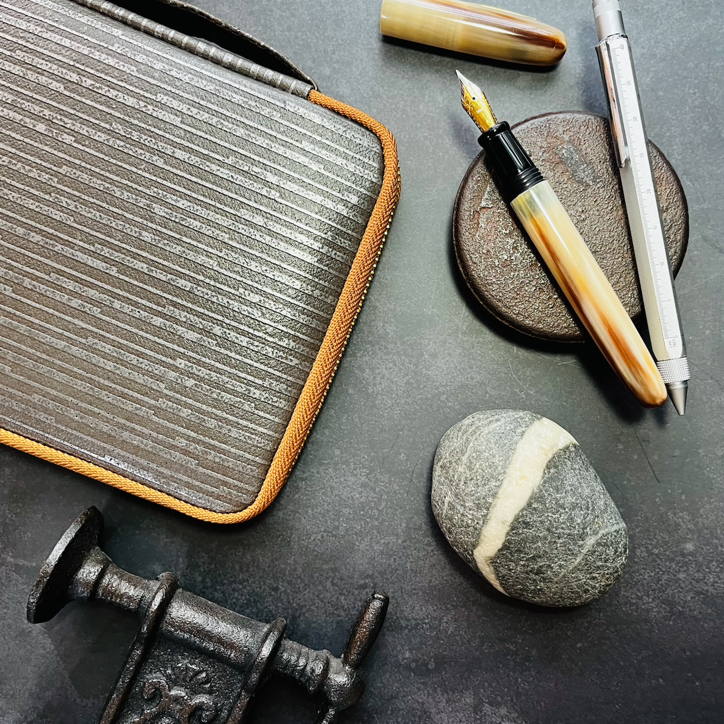 Kyoku Haku Iron Zippered Pen Pouch (Tenfold) Kyoku Haku Iron Zippered Pen Pouch (Tenfold)