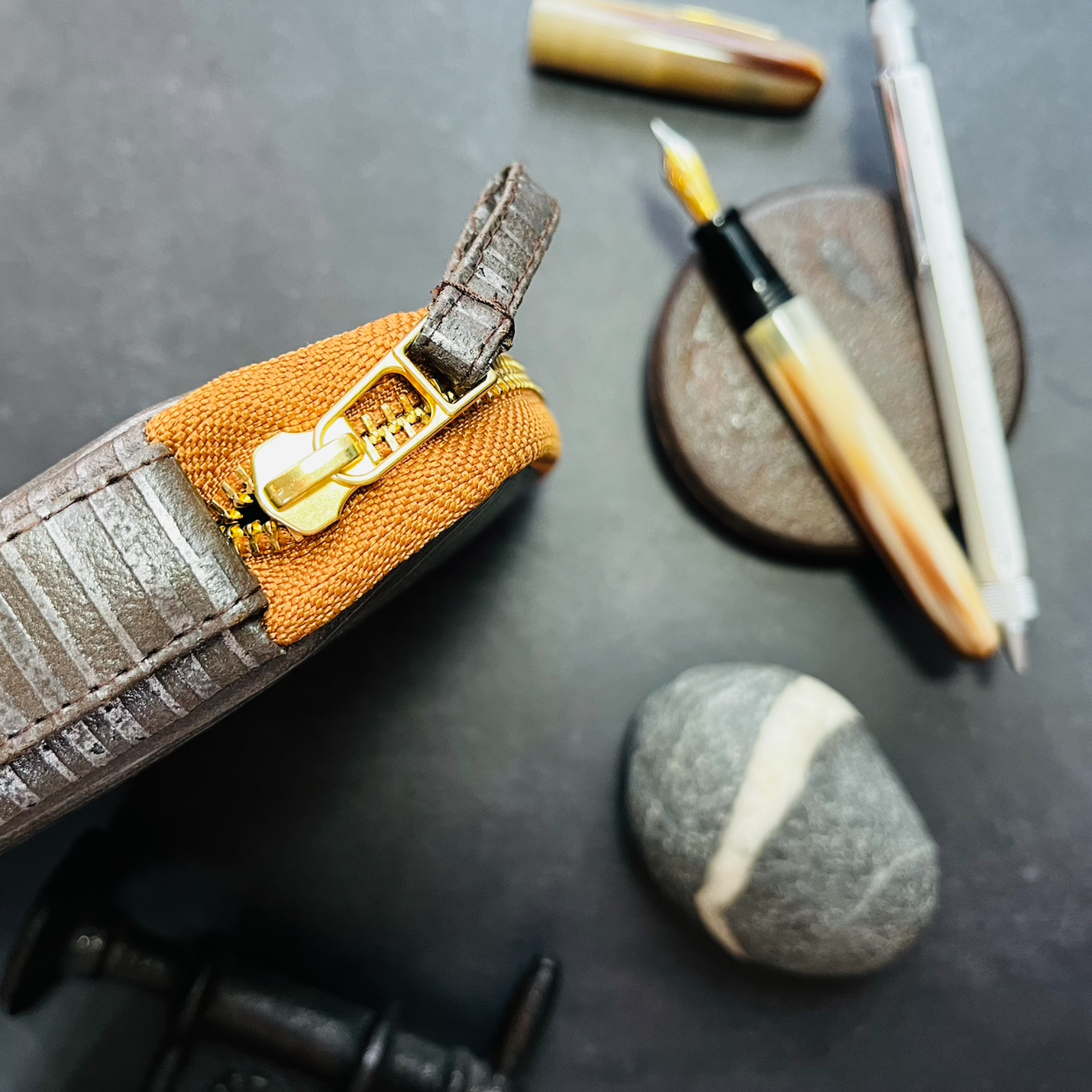 Kyoku Haku Iron Zippered Pen Pouch (Tenfold) Kyoku Haku Iron Zippered Pen Pouch (Tenfold)