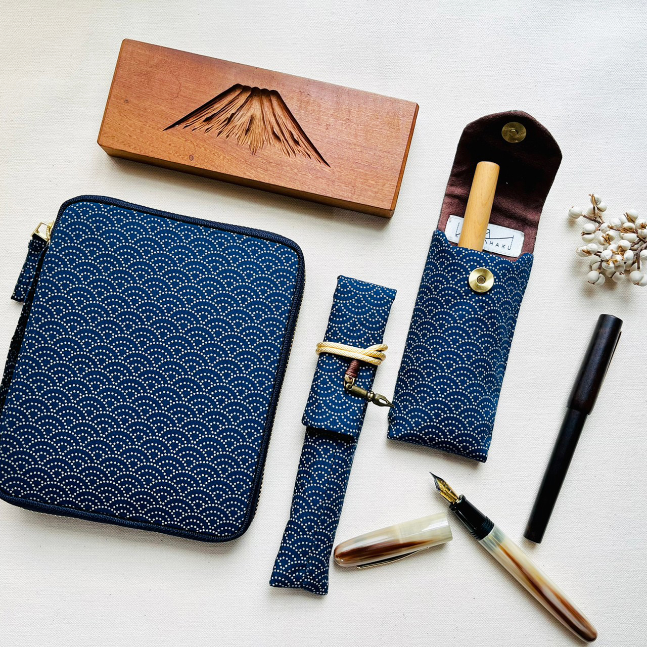 Kyoku Haku Seigaiha Dark Blue Cotton Zippered Pen Pouch (Tenfold) Kyoku Haku Seigaiha Dark Blue Cotton Zippered Pen Pouch (Tenfold)