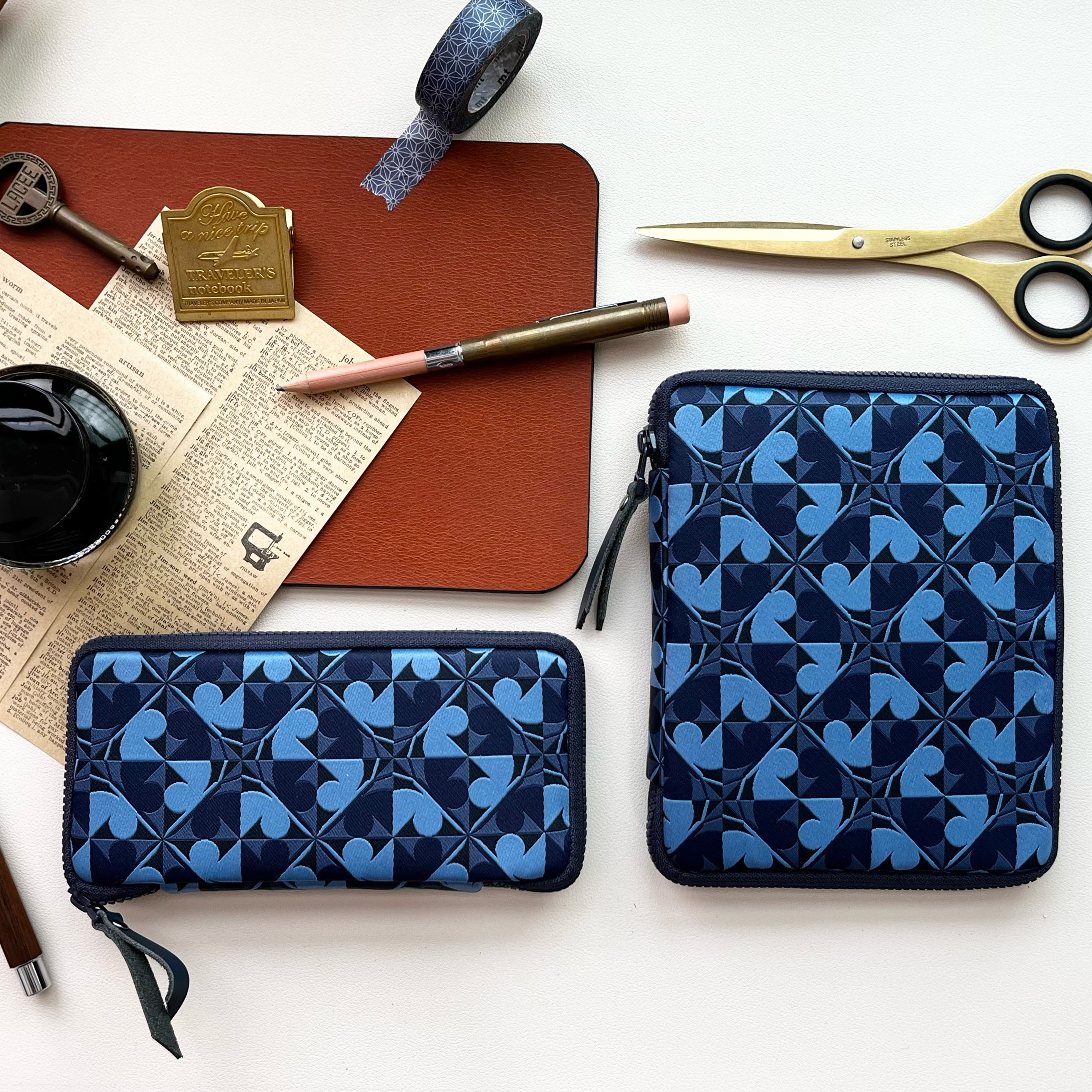 Kyoku Haku Archeology Blue Zippered Pen Pouch (Fivefold) Kyoku Haku Archeology Blue Zippered Pen Pouch (Fivefold)