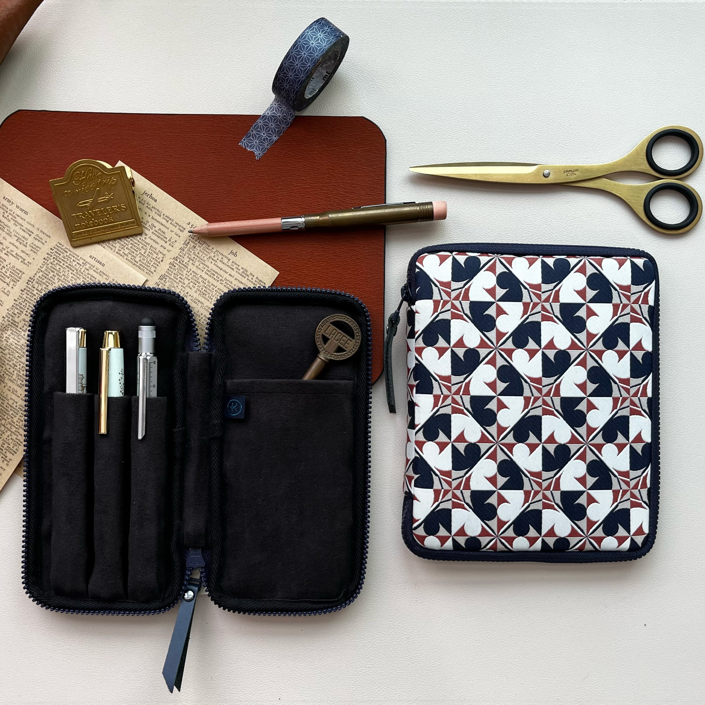 Kyoku Haku Archeology White Zippered Penetui (3-delig)
