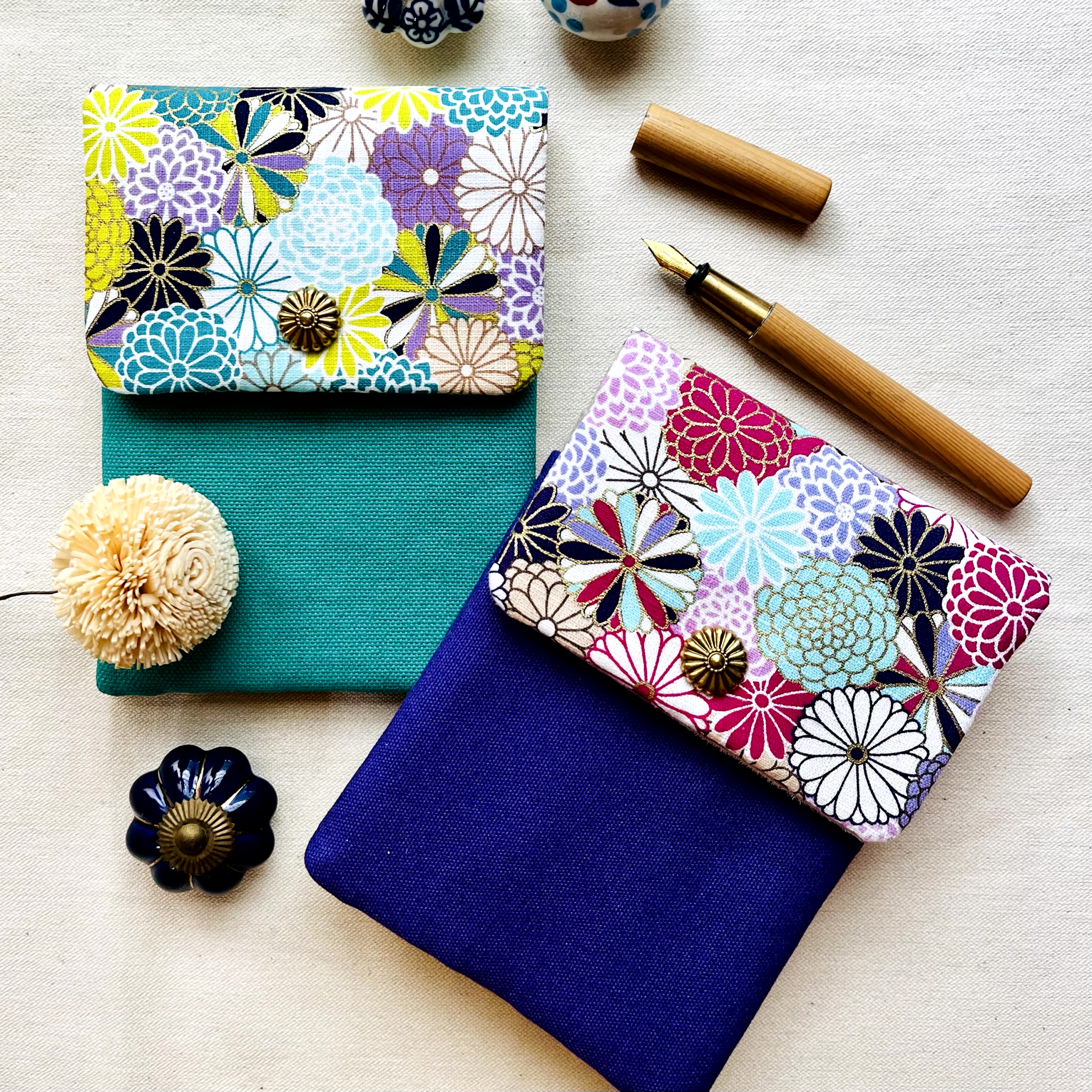 Kyoku Haku Dahlia Green Cotton Flap Pen Pouch (Fourfold) Kyoku Haku Dahlia Green Cotton Flap Pen Pouch (Fourfold)