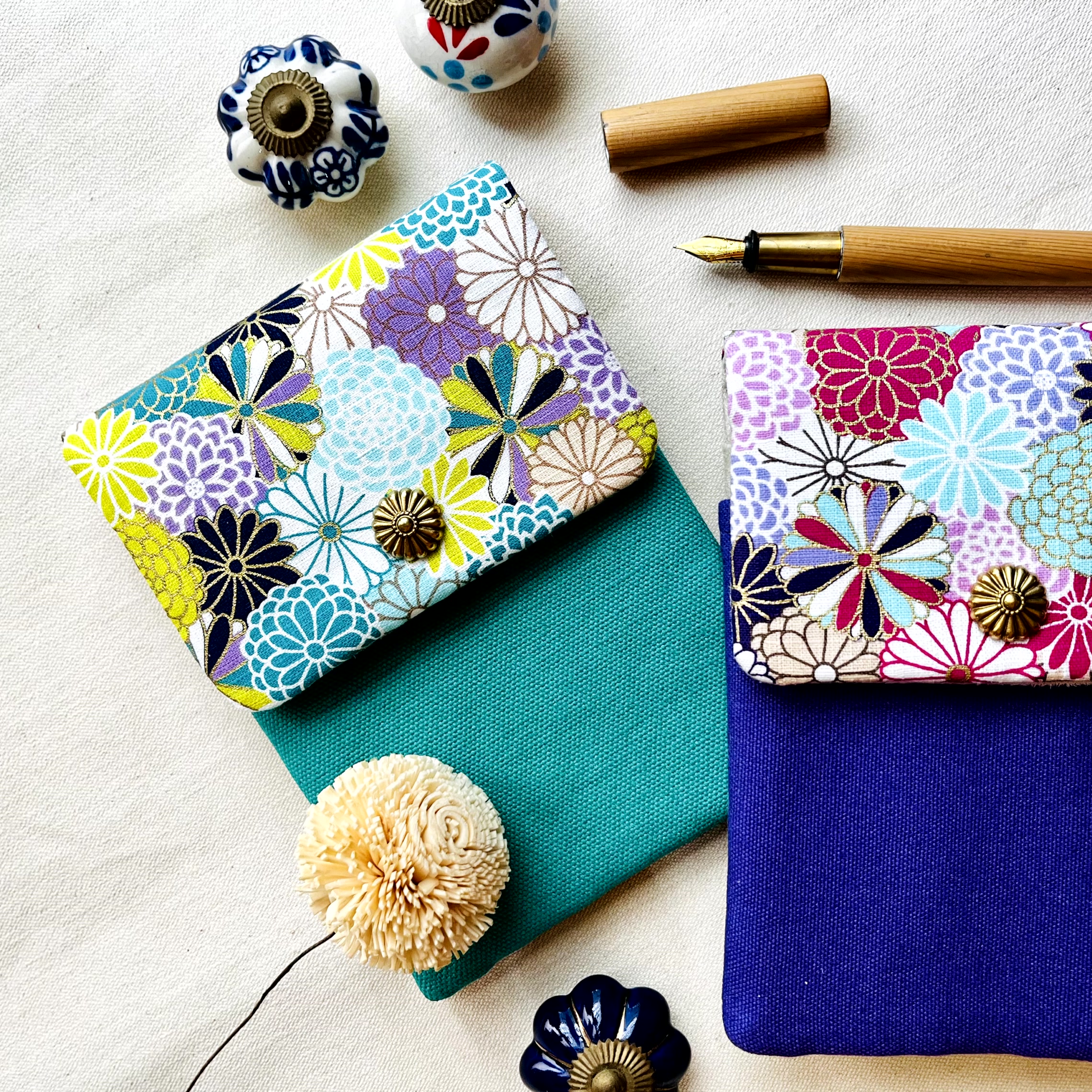Kyoku Haku Dahlia Green Cotton Flap Pen Pouch (Fourfold) Kyoku Haku Dahlia Green Cotton Flap Pen Pouch (Fourfold)