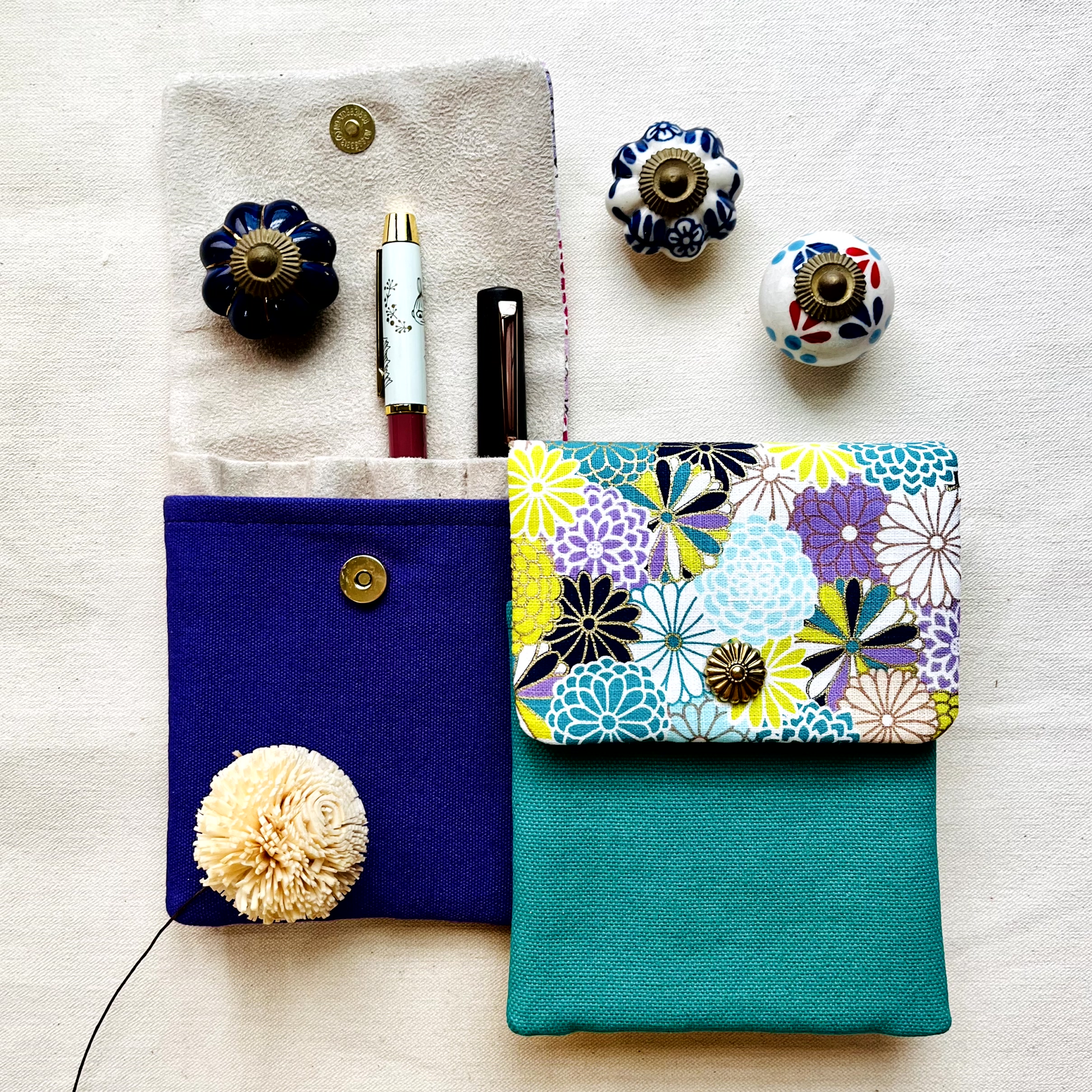Kyoku Haku Dahlia Green Cotton Flap Pen Pouch (Fourfold) Kyoku Haku Dahlia Green Cotton Flap Pen Pouch (Fourfold)