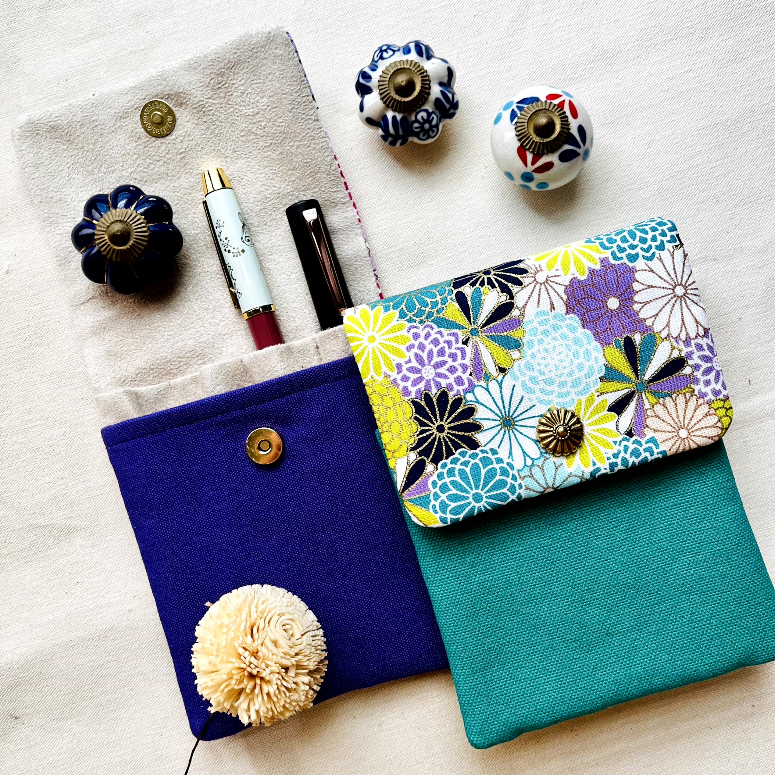 Kyoku Haku Dahlia Green Cotton Flap Pen Pouch (Fourfold) Kyoku Haku Dahlia Green Cotton Flap Pen Pouch (Fourfold)