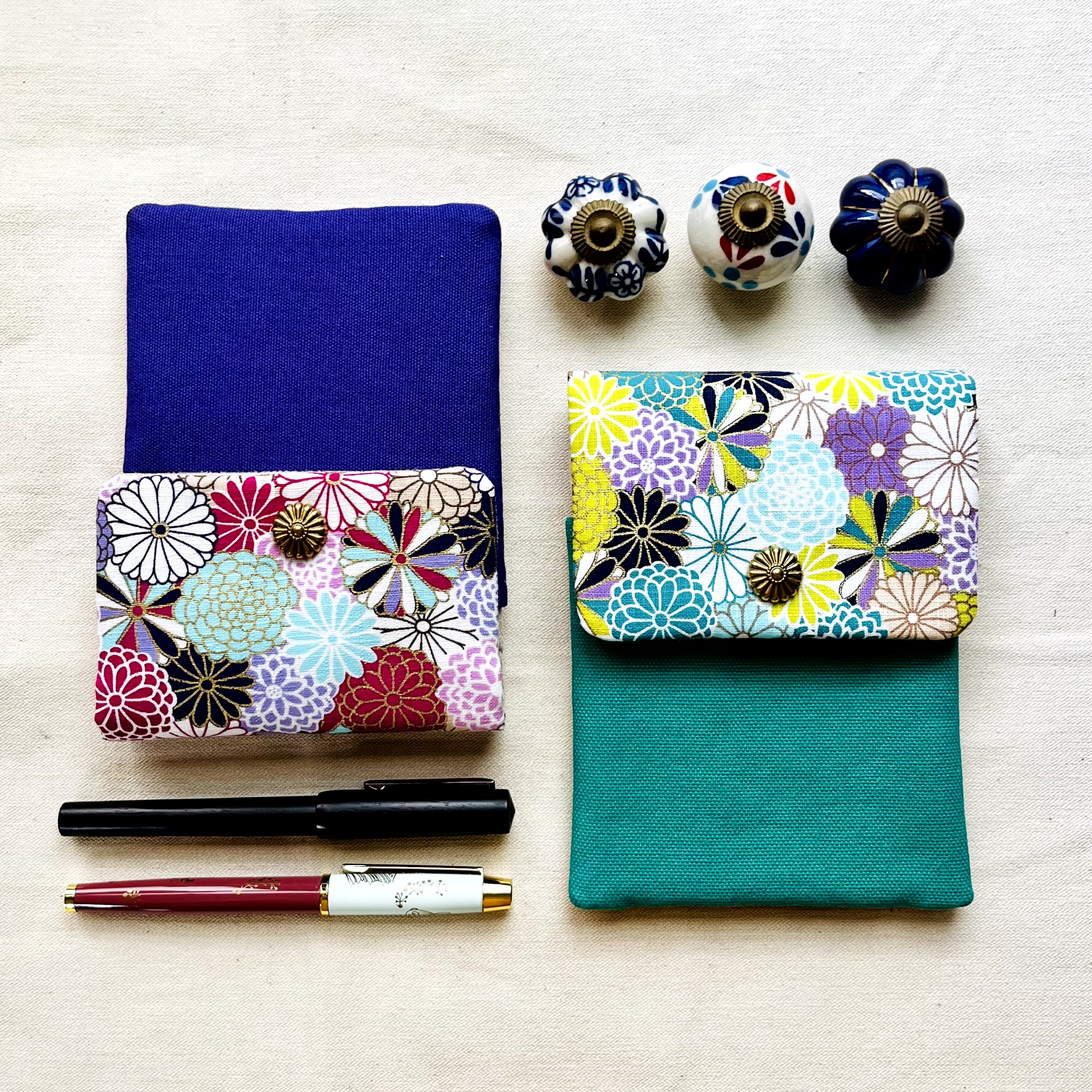 Kyoku Haku Dahlia Green Cotton Flap Pen Pouch (Fourfold) Kyoku Haku Dahlia Green Cotton Flap Pen Pouch (Fourfold)