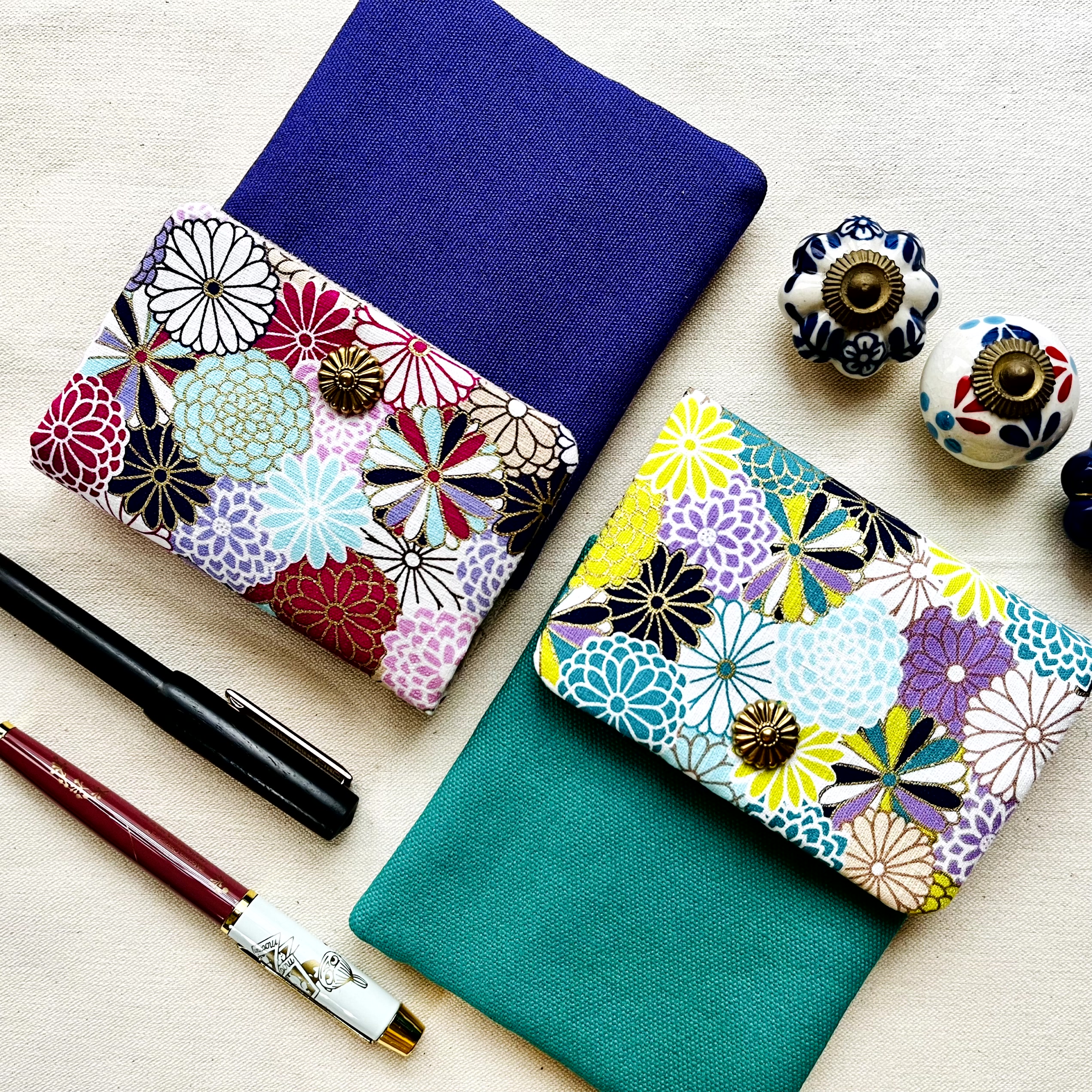 Kyoku Haku Dahlia Green Cotton Flap Pen Pouch (Fourfold) Kyoku Haku Dahlia Green Cotton Flap Pen Pouch (Fourfold)