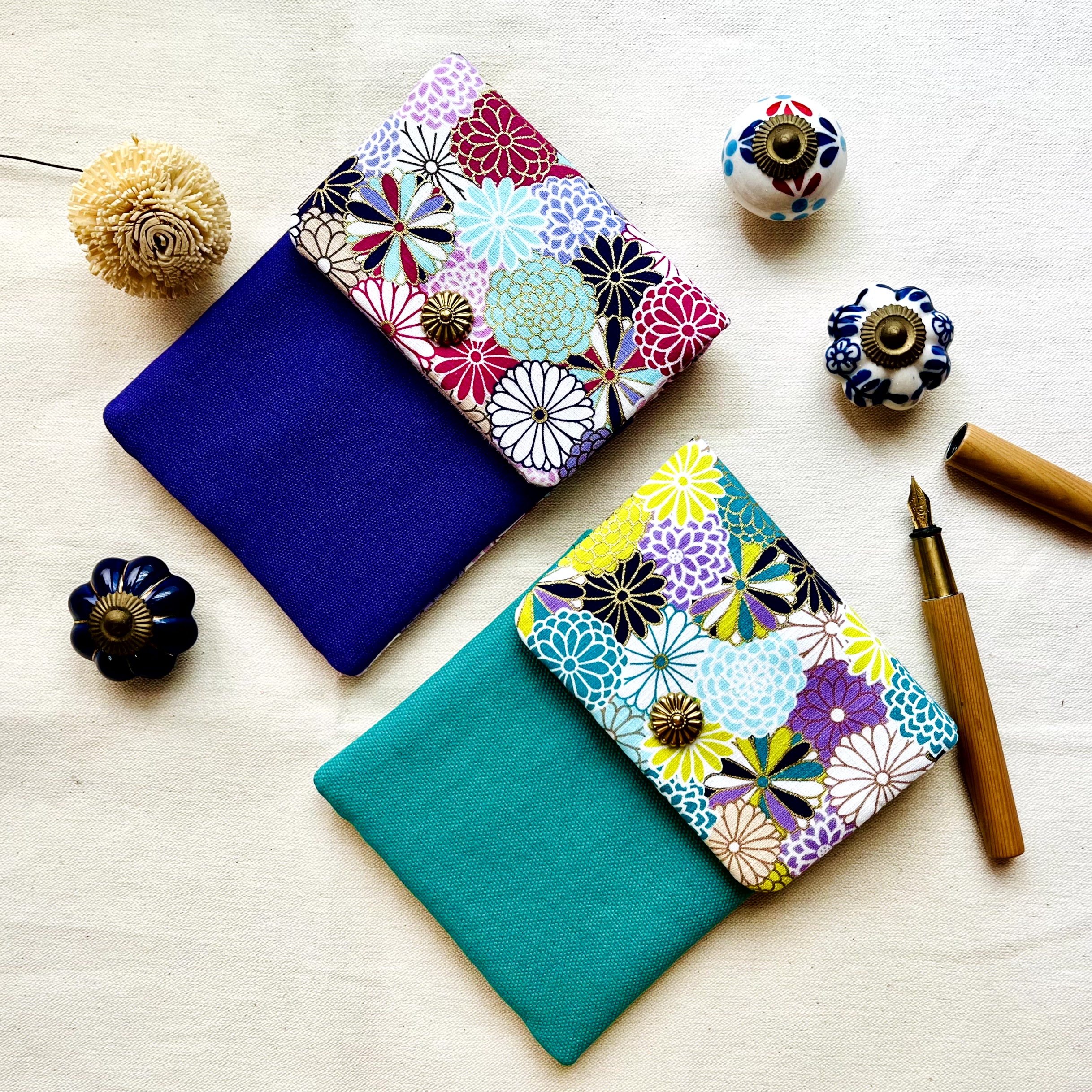 Kyoku Haku Dahlia Green Cotton Flap Pen Pouch (Fourfold) Kyoku Haku Dahlia Green Cotton Flap Pen Pouch (Fourfold)