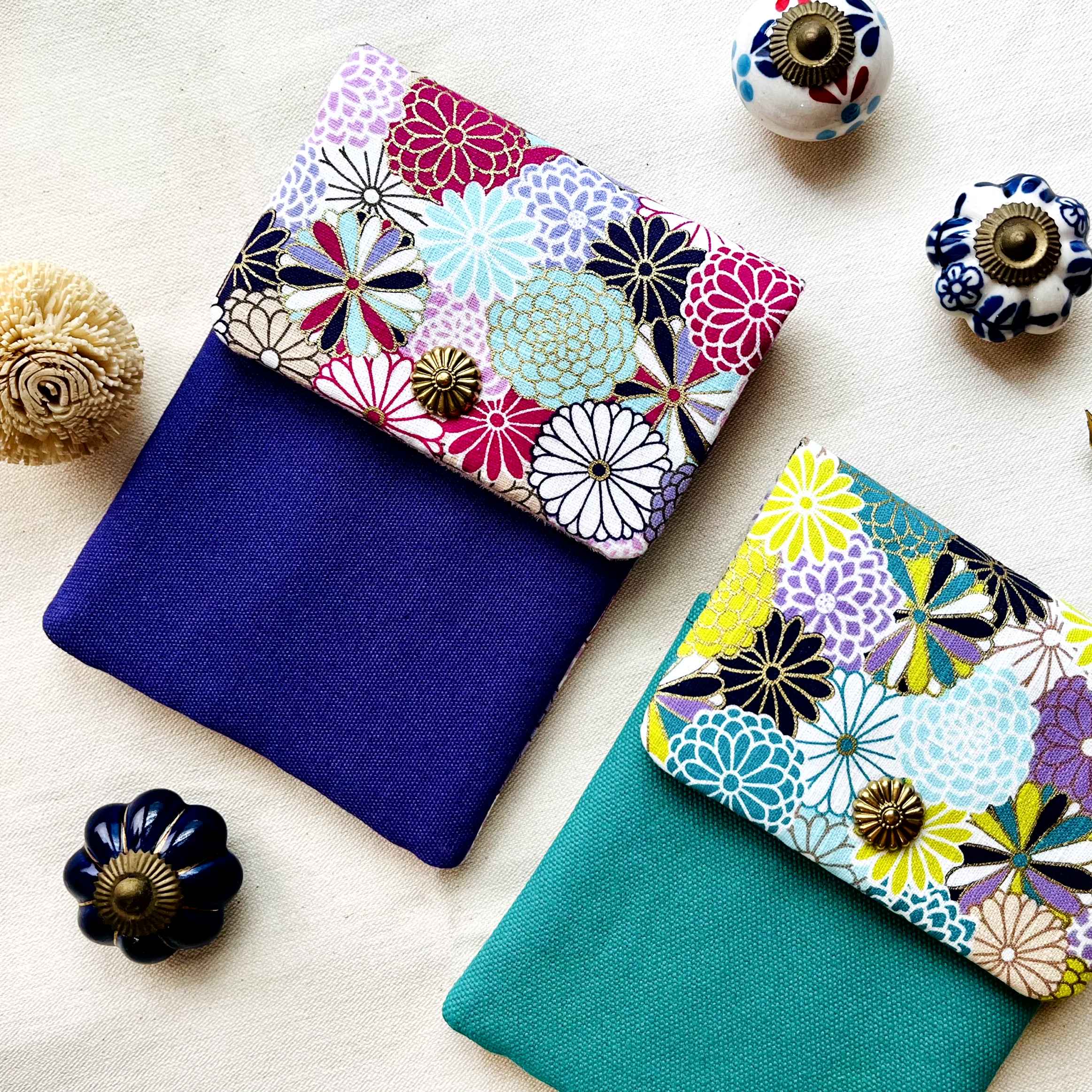 Kyoku Haku Dahlia Green Cotton Flap Pen Pouch (Fourfold) Kyoku Haku Dahlia Green Cotton Flap Pen Pouch (Fourfold)