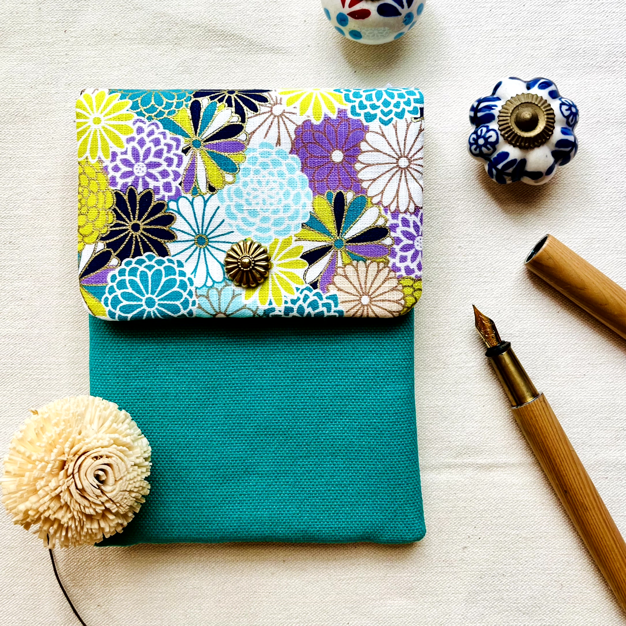 Kyoku Haku Dahlia Green Cotton Flap Pen Pouch (Fourfold) Kyoku Haku Dahlia Green Cotton Flap Pen Pouch (Fourfold)