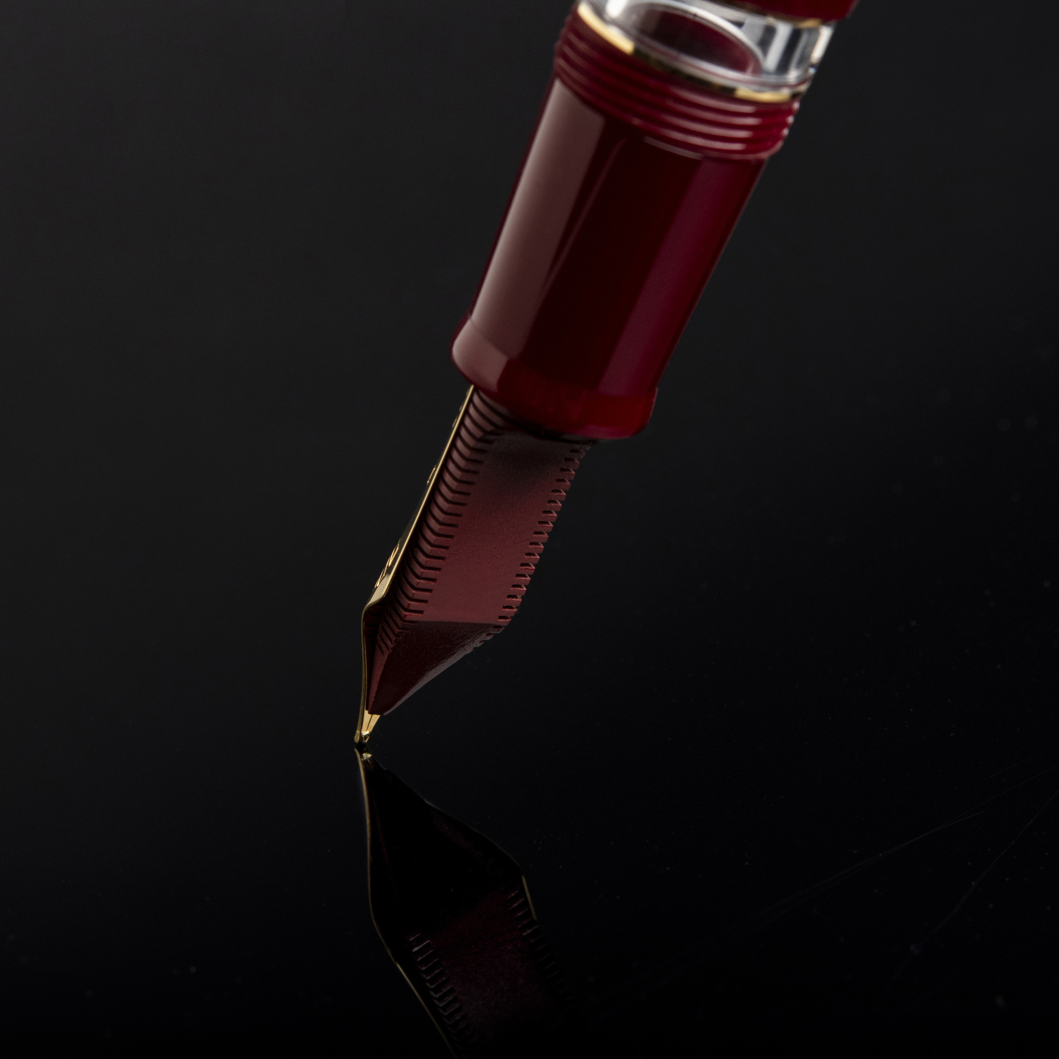 Leonardo Dodici Guillochè Burgundy ST Fountain pen - #8 Fine Leonardo Dodici Guillochè Burgundy ST Fountain pen - #8 Fine