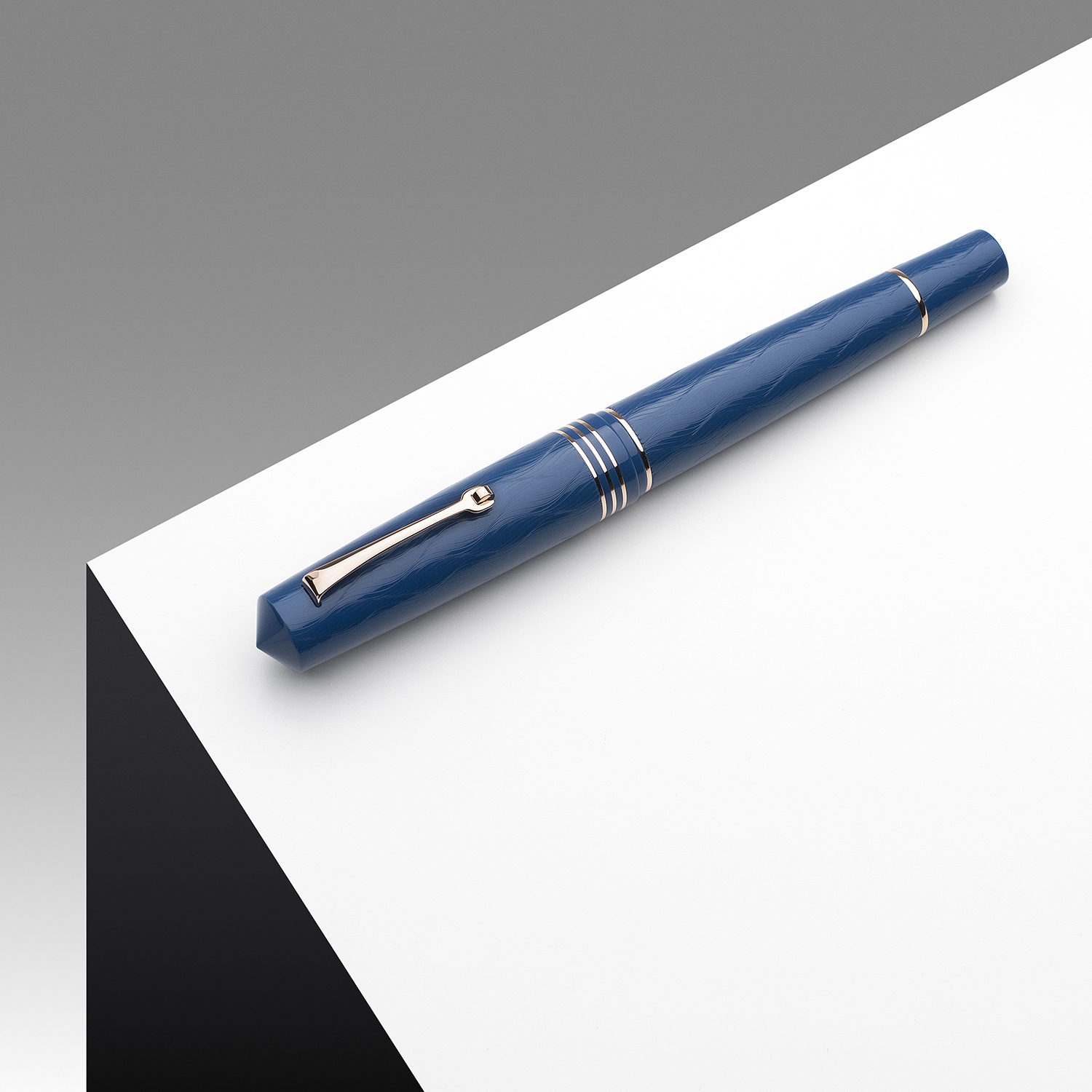 Leonardo Momento Zero Grande 2.0 The Art of Guilloché Iris RGT Fountain pen Leonardo Momento Zero Grande 2.0 The Art of Guilloché Iris RGT Fountain pen