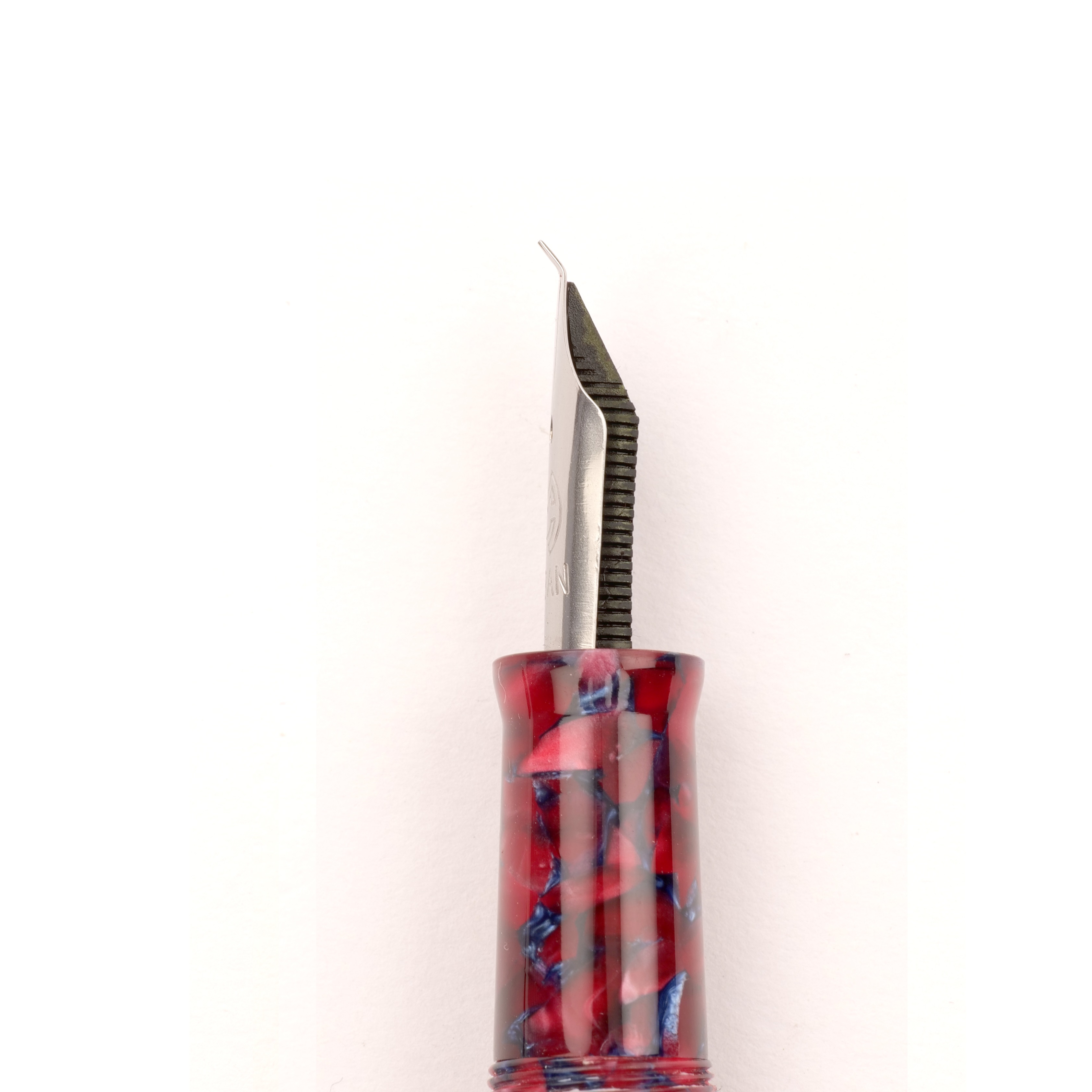 Magna Carta Urban Crimsonite ST Fude Fountain Pen Magna Carta Urban Crimsonite ST Fude Fountain Pen