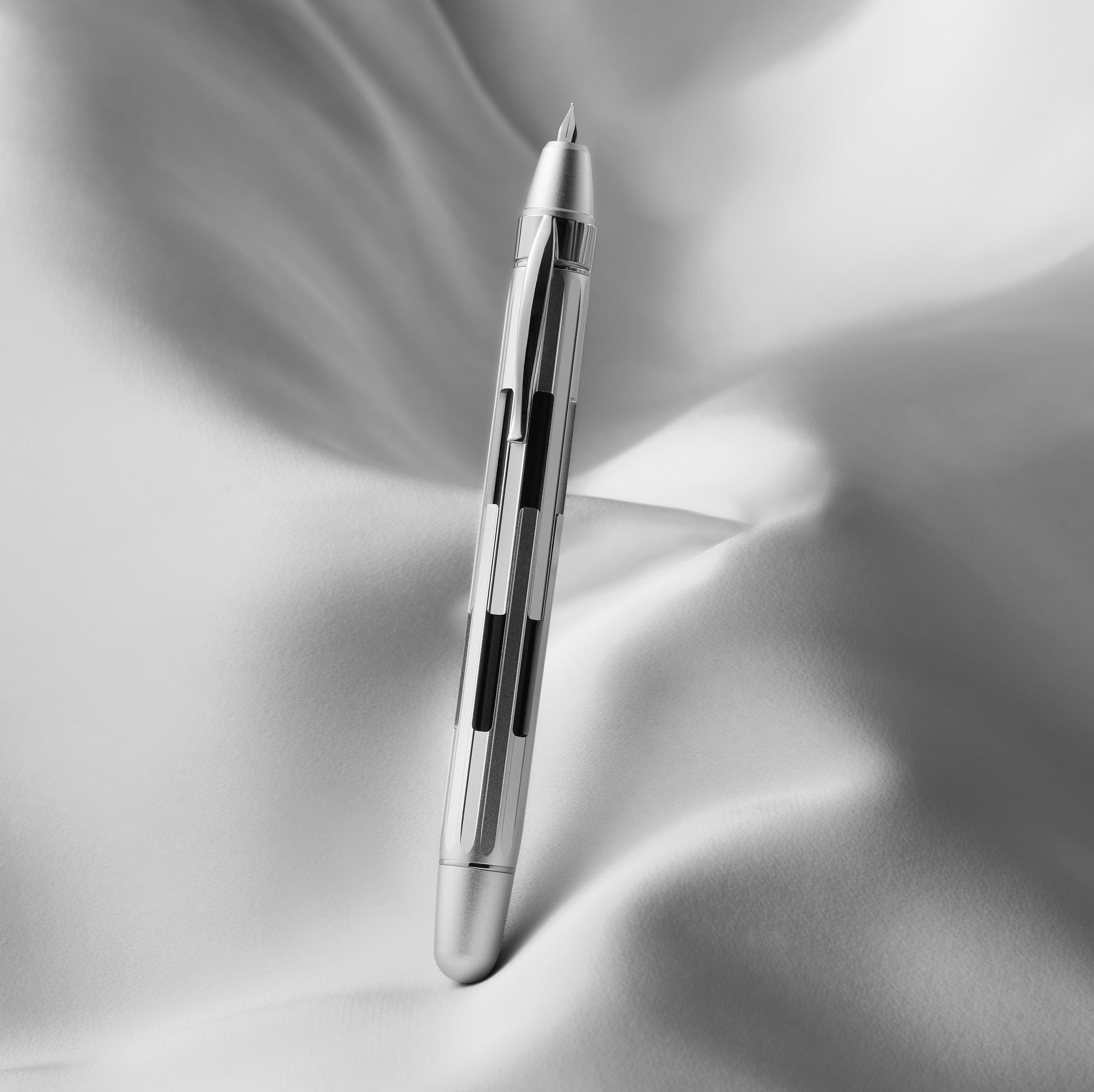 Nahvalur Eclipse Pure Silver Retractable Fountain Pen Nahvalur Eclipse Pure Silver Retractable Fountain Pen