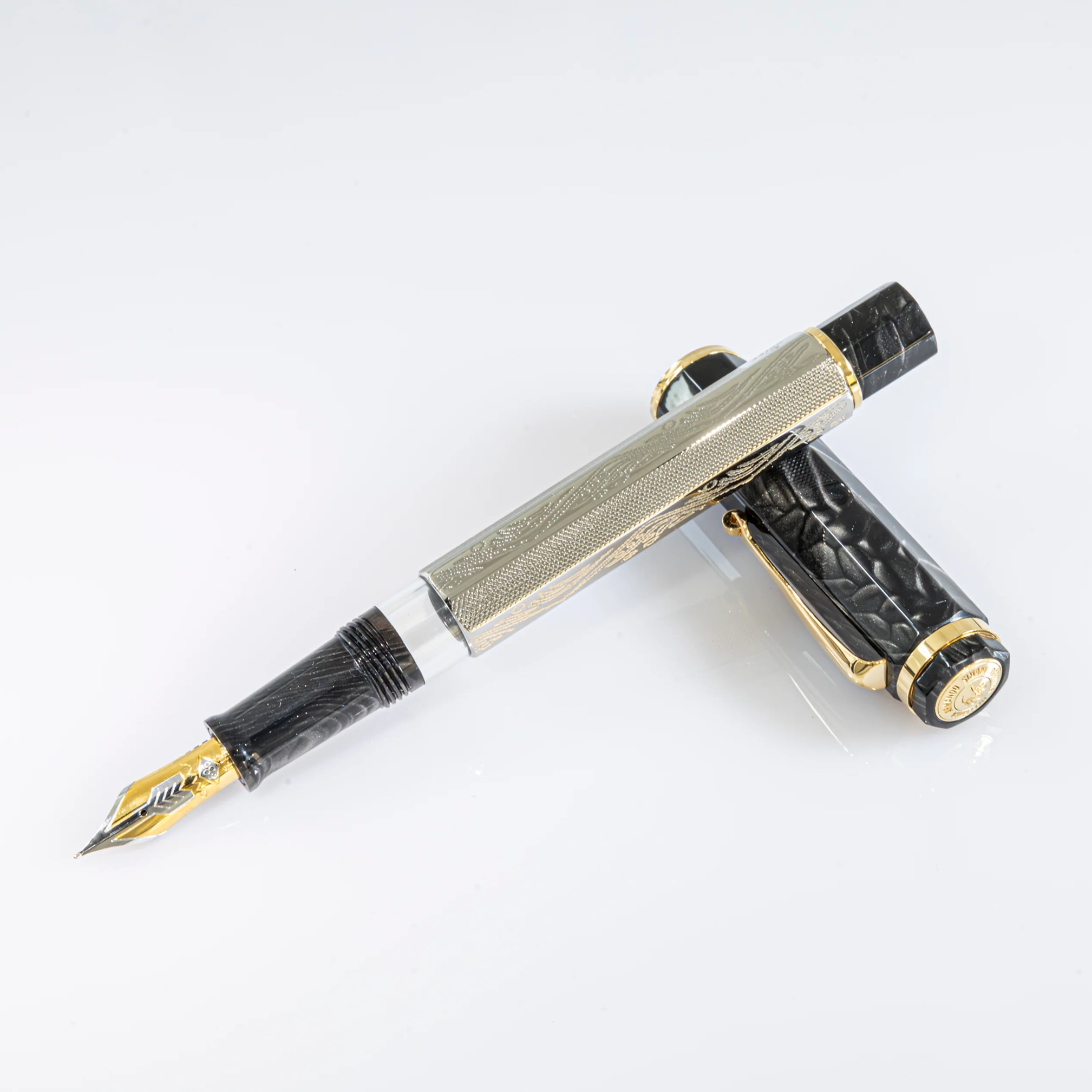 Omas Cobra Silver Guilloché Füllfederhalter