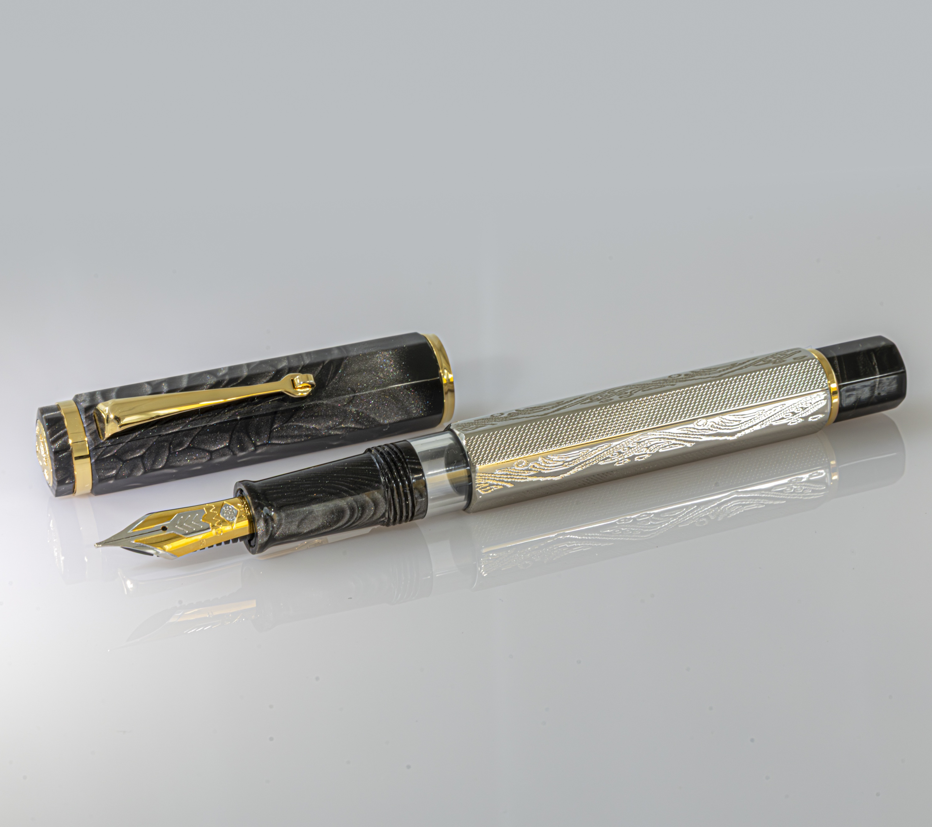 Omas Cobra Silver Guilloché Füllfederhalter