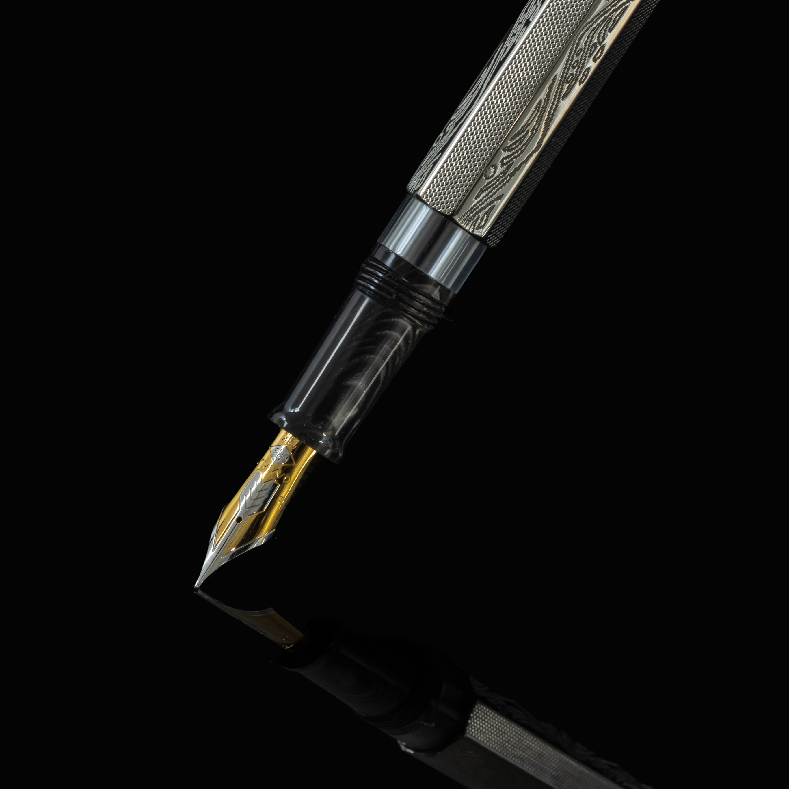 Omas Cobra Silver Guilloché Füllfederhalter