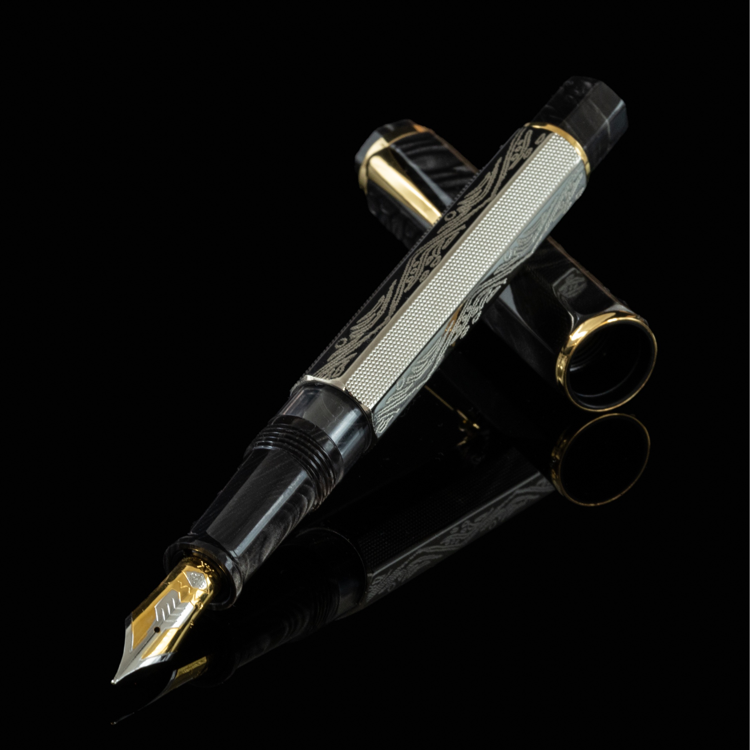 Omas Cobra Silver Guilloché Füllfederhalter