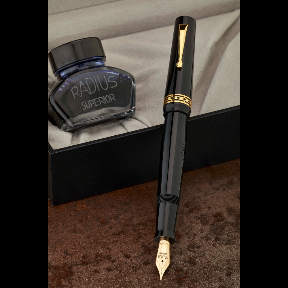 Radius Superior Corniglia Black Caneta de Tinta Permanente