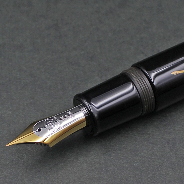 Taccia Kuro-Maki-e Urushi Sayomatsu Fountain pen