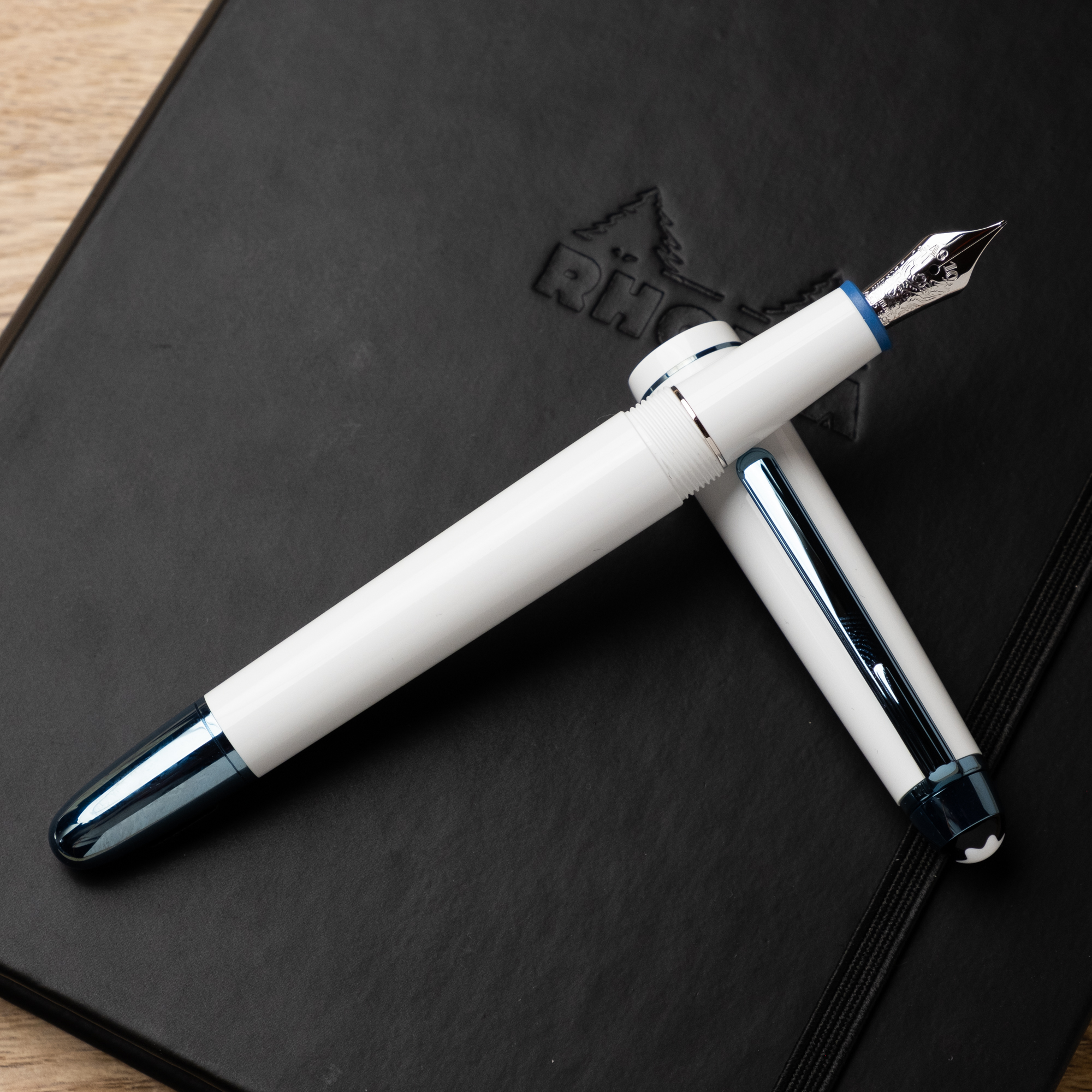 Montblanc Meisterstück Glacier Classique White Fountain Pen 129399