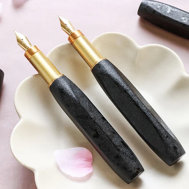 Wancher Densho 6 Facets Tsugaru Shikake Monsha-nuri Fountain Pen Wancher Densho 6 Facets Tsugaru Shikake Monsha-nuri Fountain Pen