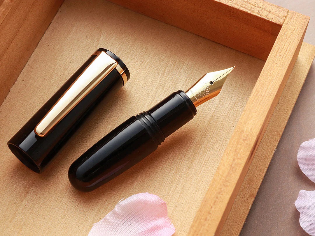 Wancher PuChiCo Penguin Black GT Fountain Pen Wancher PuChiCo Penguin Black GT Fountain Pen