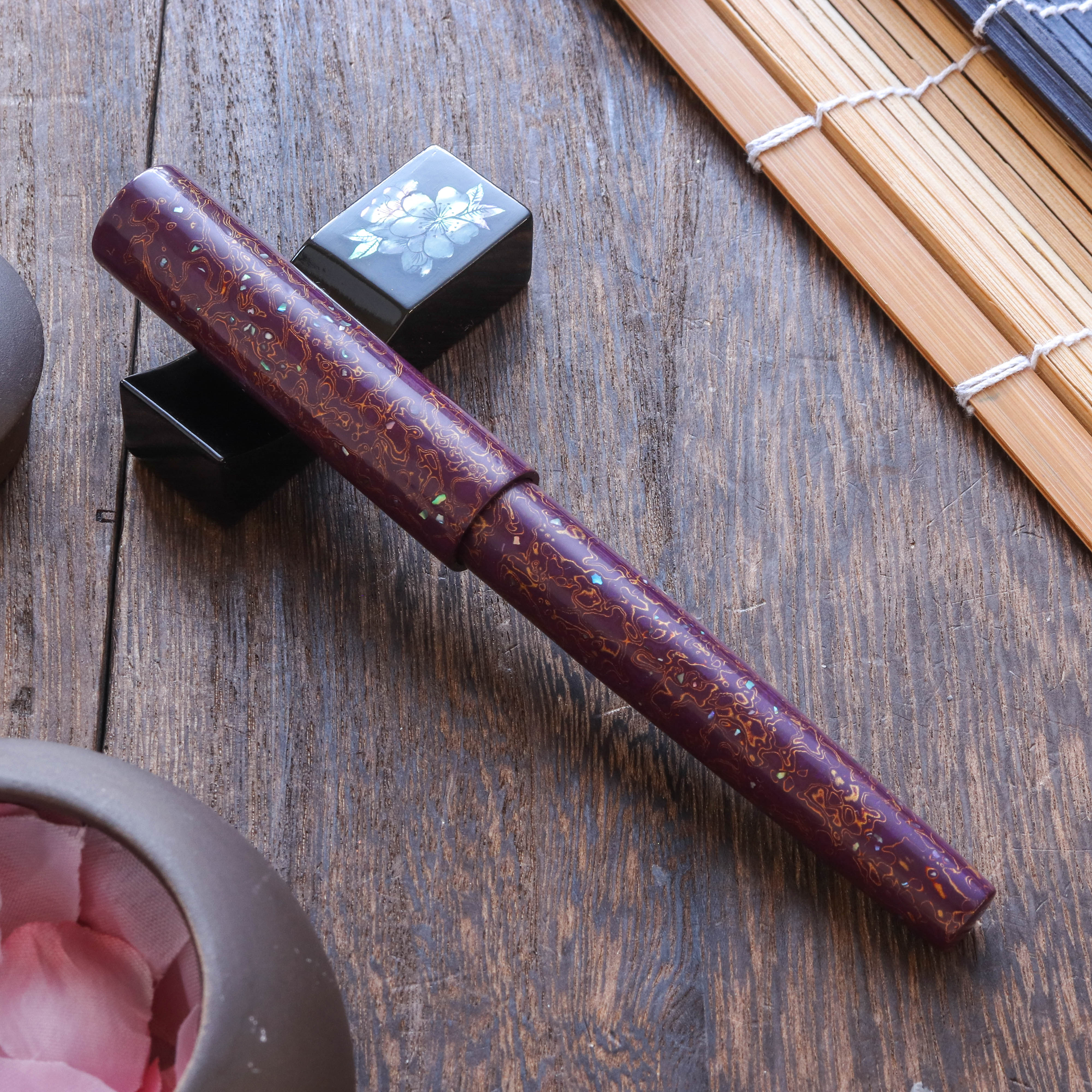 Wancher Sekai Saihi Urushi Murasaki-age Raden Fountain Pen Wancher Sekai Saihi Urushi Murasaki-age Raden Fountain Pen