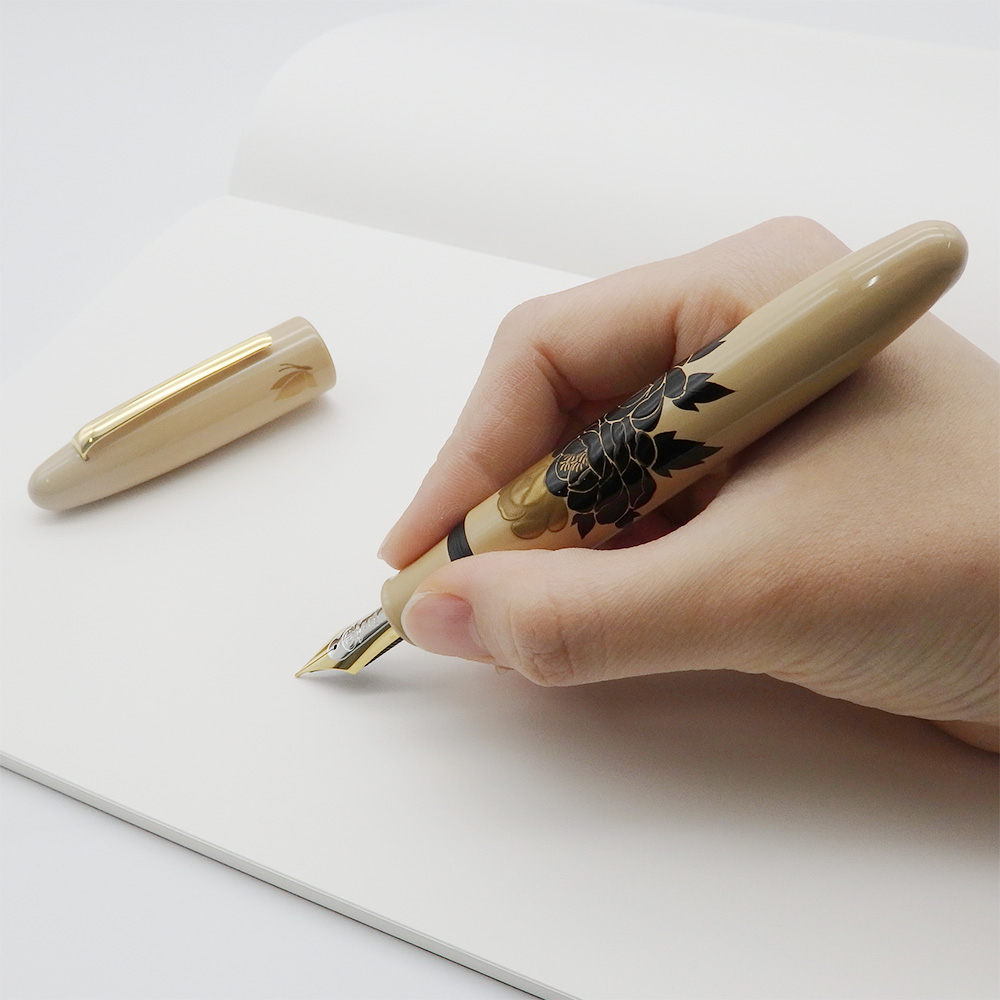Taccia Age-e Maki-e Peony and Butterfly Fountain pen Taccia Age-e Maki-e Peony and Butterfly Fountain pen